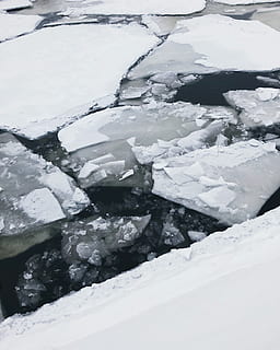 geknackt, Eis, schwimmend, Karosserie, Wasser, Klimawandel, kalt, Umgebung, Frost, eisig, frostiges Wetter, gefroren, Gletscher, Eisberg, Natur, Ozean, Meer, Schnee, Wetter, Winter, kalte Temperatur, keine Leute, Tag, weiße Farbe, Vollbild, draußen, Ruhe, Schönheit in der Natur, High Angle View, Hintergründe, Nahansicht, schmelzen, 2K, CC0, gemeinfrei, lizenzfrei
