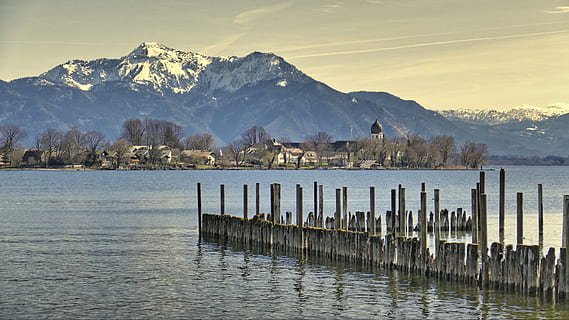 aigües, llac, panorama, reflexió, naturalesa, paisatge, neu, cel, muntanya, imatge panoràmica, viatjar, posta de sol, llocs d'interès, escènic, chiemsee, illa dames, Església, escenics - natura, bellesa a la natura, aigua, Serra, escena tranquil·la, tranquil·litat, cap gent, temperatura de fred, hivern, post de fusta, escena no urbana, dia, material de fusta, publicació, muntanya nevada, 5K, CC0, domini públic, lliure de regalies