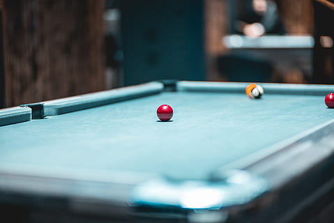 grüner Billardtisch, Ball, Billardtisch, poolball, Sport, Tabelle, Billard - Queuesport, selektiver Fokus, Entspannung, drinnen, Freizeitspiele, Freizeitbeschäftigung, Nahansicht, keine Leute, Pool Queue, Snooker, Fokus auf den Vordergrund, Kunst, Kultur und Unterhaltung, Sportausrüstung, Richtigkeit, Wettbewerb, Poolhalle, 5K, CC0, gemeinfrei, lizenzfrei