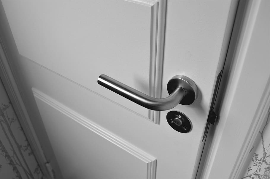 semi, obert, blanc, fusta, porta, accés, crom, contemporani, control, disseny, entrada, sortir, família, gestionar, a l'interior, endins, interior, llum, bloqueig, modern, monocroma, habitació, seguretat, acer, suècia, tecnologia, fons de pantalla, metall, cap gent, protecció, maneta, perilla, primer pla, color plata, arquitectura, brillant, estructura construïda, forat de claus, porta principal, edifici, aliatge, 2K