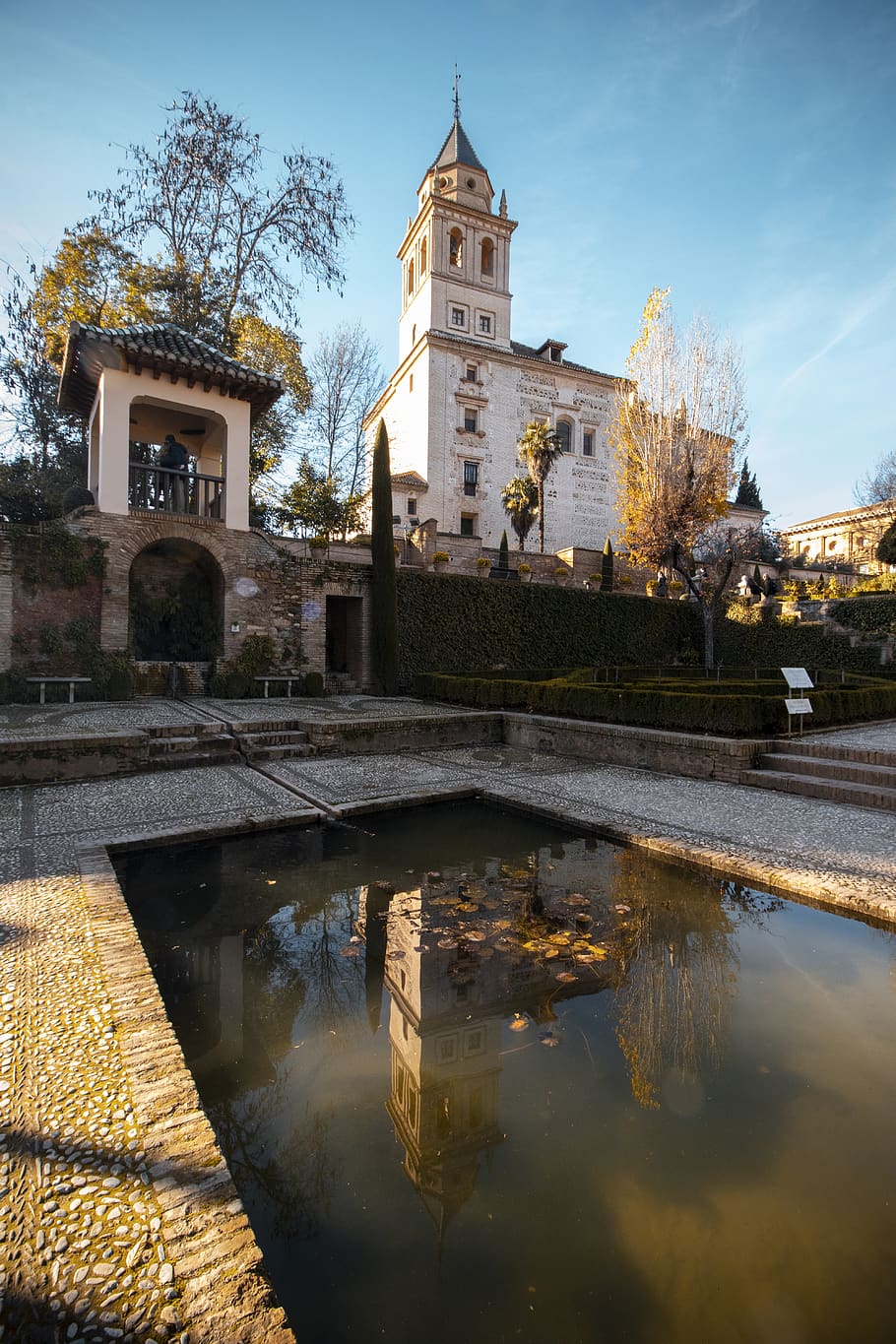 กรานาดา, Alhambra, การสะท้อน, ต้นไม้, โครงสร้างที่สร้างขึ้น, สถาปัตยกรรม, ภายนอกอาคาร, น้ำ, อาคาร, ท้องฟ้า, ศาสนา, ความเชื่อ, สถานที่สักการะ, จิตวิญญาณ, ธรรมชาติ, หอคอย, ประวัติศาสตร์, ที่ผ่านมา, ไม่มีคน, กลางแจ้ง, คลอง, 5K
