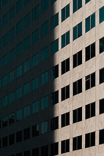 edifici alt, exterior de l'edifici, arquitectura, estructura construïda, finestra, edifici, vista d’angle baix, marc complet, ciutat, modern, cap gent, oficina, exterior d’edifici d’oficines, fons, patró, dia, a l'aire lliure, vidre - material, repetició, en fila, disseny, gratacels, apartament, 4K, CC0, domini públic, lliure de regalies