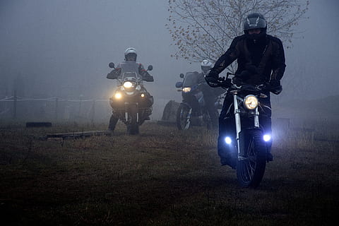motor, off-road, atv, ulaşım modu, taşımacılık, motosiklet, kara taşıtı, far, aydınlatılmış, macera, doğa, kask, erkekler, Şapkalar, insanlar, tanınmayan kişi, iki insan, tam uzunluk, gökyüzü, sis, seyahat, spor, binme, 5K, CC0, kamu malı, telif ücretsiz