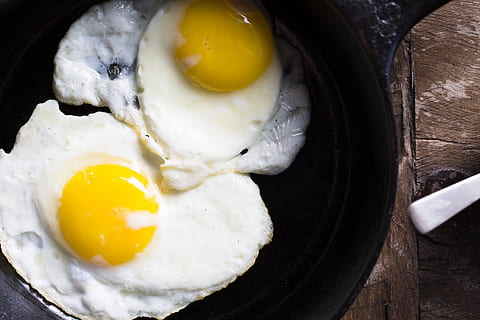 Frühstück, Eier, Ei, Eigelb, gebraten, Lebensmittel, fertig für den Verzehr, Spiegelei, Essen und Trinken, gesundes Essen, Frische, Wohlbefinden, Mahlzeit, Bratpfanne, schwenken, Gelb, Küchenutensilien, Nahansicht, Vorbereitung, drinnen, High Angle View, keine Leute, Sonnenseite nach oben, Pfanne - Pfanne kochen, Versuchung, Snack, 5K, CC0, gemeinfrei, lizenzfrei
