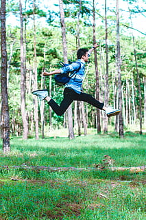 man, vervelend, rugzak, jumping, foto, actie, actief, jongen, daglicht, Bos, pret, gras, groen, vent, springen, jumpshot, vrije tijd, park, persoon, dennenbomen, recreatie, zomer, slijtage, boom, fabriek, land-, levensstijlen, een persoon, volledige lengte, vrijetijdsbesteding, echte mensen, casual kleding, natuur, mid-air, dag, jonge volwassene, groene kleur, jonge mannen, veld-, groei, bos-, buitenshuis, 5K, CC0, publiek domein, royaltyvrij