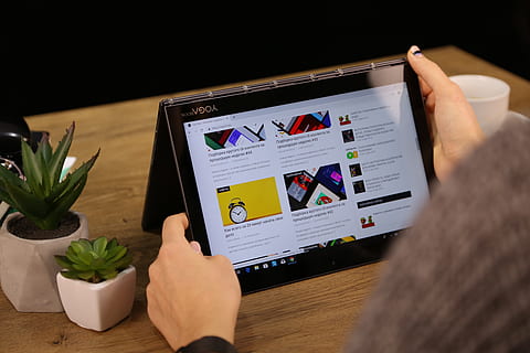 persona che utilizza computer portatile, tecnologia, tavolo, in casa, computer, mano umana, mano, comunicazione, tecnologia wireless, schermo, parte del corpo umano, attività commerciale, persone, connessione, finanza, pianta in vaso, pianta, stili di vita, tavoletta digitale, cellulare, schermo del dispositivo, analizzando, 5K, CC0, dominio pubblico, privo di copyright