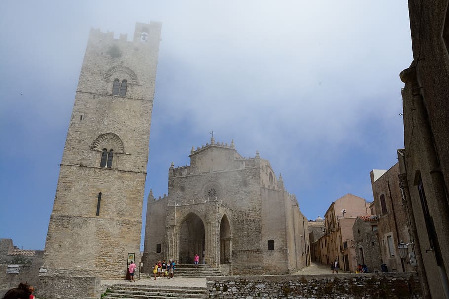 estructura de formigó gris, edifici, arquitectura, carrer, ciutat, urbà, campanar, torre, carreró, carretera, fort, castell, Itàlia, erice, Església, boira, antic Egipte, cúpula, mesquita, història, el passat, estructura construïda, exterior de l'edifici, turisme, destinacions de viatge, religió, arc, viatjar, lloc de culte, persones reals, cel, vell, grup de persones, espiritualitat, creença, naturalesa, dia, visita, 5K