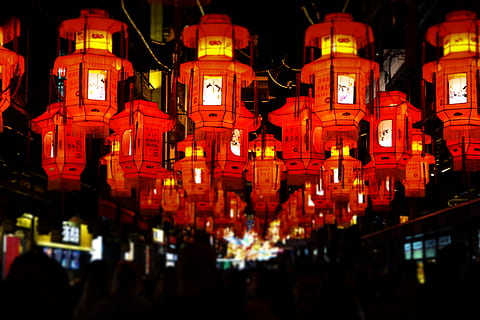 lanterne appese, notte, illuminato, sospeso, esterno dell'edificio, struttura costruita, architettura, attrezzatura per l'illuminazione, rosso, persone accessorie, lanterna, lanterna cinese, costruzione, raggiante, città, decorazione, all'aperto, luce, festival delle lanterne cinesi, mercatino, Capodanno cinese, 4K, CC0, dominio pubblico, privo di copyright