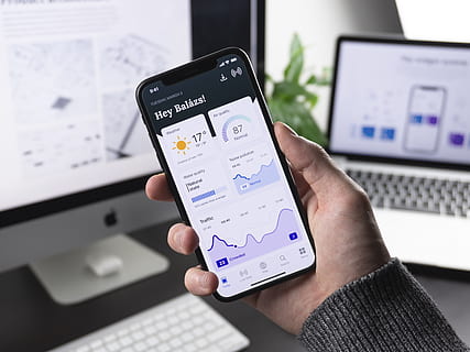 czarny smartfon z Androidem, porozumiewanie się, technologia, ludzka ręka, technologia bezprzewodowa, połączenie, część ludzkiego ciała, dłoń, trzymać, ekran, przenośne urządzenie informacyjne, inteligentny telefon, jedna osoba, telefon komórkowy, ekran dotykowy, skupić się na pierwszym planie, prawdziwi ludzie, telefon, zbliżenie, za pomocą telefonu, 4K, CC0, domena publiczna, darmowe zdjęcia