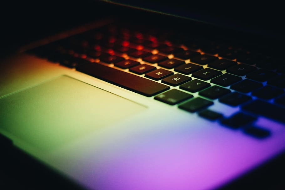 Indie, kerala, počítač, ks, mac, macbook, jablko, klávesnice, technologie, saturovat, spektrum, barvy, klíče, laptop, živý, tech, detail, uvnitř, nikdo, selektivní zaměření, sdělení, počítačová klávesnice, spojení, bezdrátové technologie, počítačové vybavení, hudba, vícebarevné, umělecká kultura a zábava, tvořivost, vysoký úhel pohledu, svítí, klíč počítače, míchání, nachový, noční život, 5K