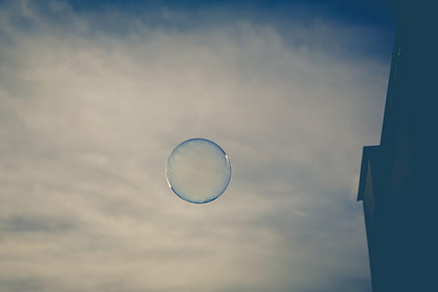 bolla d'acqua, aria, giorno, bolla, nuvoloso, cielo, nuvola - cielo, natura, Inquadratura dal basso, nessuno, bellezza nella natura, crepuscolo, all'aperto, mezz'aria, trasparente, forma geometrica, cerchio, fragilità, scenics - natura, vulnerabilità, volante, la tranquillità, 5K, CC0, dominio pubblico, privo di copyright