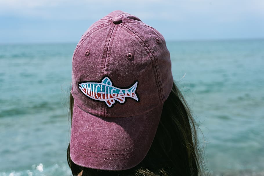 Midtvesten, sove bjørn klit, logo, blå, ocean, hav, eventyr, udendørs, natur, kasket, hoved, vand, sø, rød, fisk, michigan, hat, uden for, strand, en person, fokus på forgrunden, dag, rigtige mennesker, hovedskud, portræt, himmel, fritidsaktivitet, tæt på, jord, horisont over vand, livsstil, horisont, repræsentation, 5K