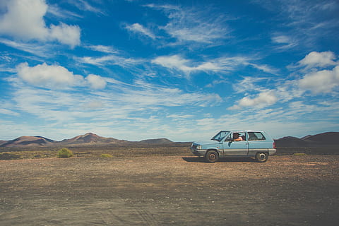 bil, oldtimer, chauffør, solskin, sol, vulcanic, Vulcano, dejligt vejr, solrig, vejr, skyer, vej, rejse, pause, vente, venter, nao, lur, bluse, trukket, transportform, transportmidler, land køretøj, motor køretøj, himmel, sky - himmel, jord, dag, natur, landskab, miljø, terrængående køretøj, scenics - natur, Mark, bjerg, ikke-urbane scene, 4x4, blå, sportsvogn køretøj, tur, tørt klima, 4K, CC0, offentligt domæne, royaltyfrie