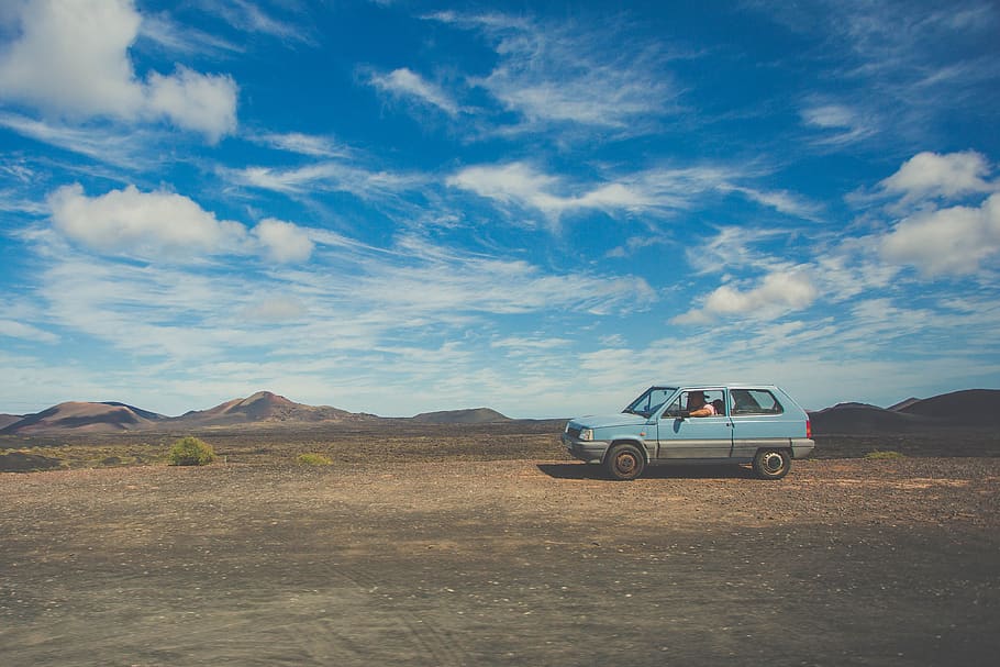 cotxe, oldtimer, controlador, sol, vulcanic, vulcano, bon temps, assolellat, temps, núvols, carretera, viatge, trencar, espera, esperant, nao, migdiada, tiri cap amunt, tirat, manera de transport, transport, vehicle terrestre, automòbil, cel, núvol - cel, terra, viatjar, dia, naturalesa, paisatge, medi ambient, vehicle tot terreny, escenics - natura, camp, muntanya, escena no urbana, 4x4, blau, vehicle utilitari esportiu, viatge de carretera, clima àrid, 4K