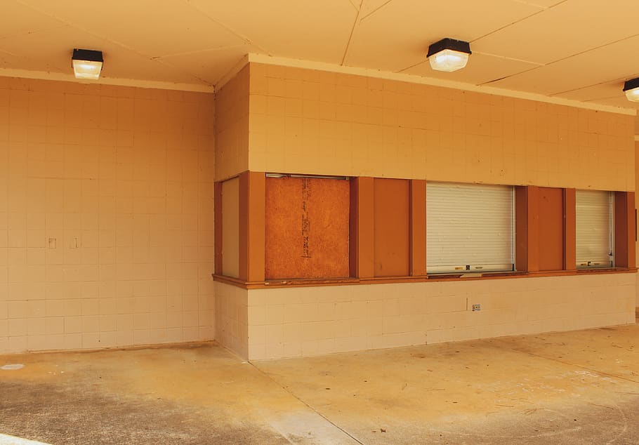 armari de cuina marró, sòls, pis, fusta, fusta contraxapada, fusta dura, mobles, parc niu dels avispons, Estats Units, Charlotte, decoració de la llar, disseny d'interiors, a l'interior, habitació, il·luminació, recepció, taula, porta, sofà, llums, parc, arquitectura, estructura construïda, cap gent, edifici, equips d’il·luminació, sostre, entrada, funció de construcció de parets, il·luminat, color taronja, groc, dia, tancat, buit, seguretat, llum elèctrica, 4K