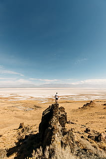 Mann, Stehen, Rock, Himmel, Wolke, Tal, einfach, Felsenturm, Turm, Person, draussen, Ausschau halten, trocken, heiß, Sommer-, unfruchtbar, hart, männlich, Abenteuer, Natur, draußen, Menschen, Wandern, Berg, Männer, Landschaft, Wüste, Sport, szenen, Rock - Objekt, Freiheit, Sonnenuntergang, Frau, eine Person, Reise, Erkundung, Schönheit in der Natur, Fernbedienung, Gipfel, New-Mexiko, Extremsportarten, Einsamkeit, extremes Gelände, Tourist, Silhouette, Blau, Lebensstile, gesunder Lebensstil, Freizeitbeschäftigung, Aktion, Sonnenlicht, kopieren sie platz, ausüben, Rucksack, 5K, CC0, gemeinfrei, lizenzfrei