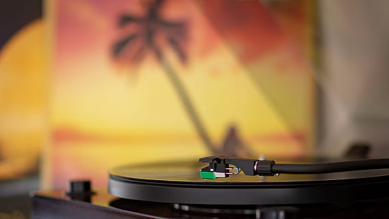schwarzer Plattenspieler, Elektronik, Person, Mensch, dj, Vinyl, Qualität, Musik-, analog, einfachere Zeiten, Drehscheibe, Aufzeichnung, Tisch drehen, Album, CD-Player, Tastatur, Kameraobjektiv, Platte, Audio-Lautsprecher, Redner, Maschine, Kunst, Kultur und Unterhaltung, Technologie, Nahansicht, selektiver Fokus, keine Leute, Retro-Stil, Tontechnik, drinnen, Fotografie-Themen, Spinnen, Fokus auf den Vordergrund, Musikinstrument, Grammophon, Ausrüstung, Nostalgie, Bewegung, 2K, CC0, gemeinfrei, lizenzfrei