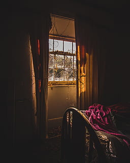Fotoğraf, pencere, perdeler, yatak, bina, Güneş ışığı, içeriye, insansız, bitki, şeffaf, mimari, ev içi, cam malzemesi, gün, yokluk, doğa, yurtiçi oda, perde, Tekstil, karanlık, yapılı yapı, ev, ağaç, 4K, CC0, kamu malı, telif ücretsiz