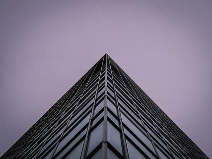 arquitetura, construção, a infraestrutura, estrutura, estabelecimento, apartamento, janelas, condomínio, hotel, Sombrio, noite, vidro, exterior do edifício, estrutura construída, visão de baixo ângulo, céu, cidade, moderno, alto - alto, exterior do prédio de escritórios, escritório, céu limpo, copie o espaço, ninguém, arranha-céu, natureza, torre, forma triangular, dia, ao ar livre, diretamente abaixo, roxa, 1080P, CC0, domínio público, royalty free