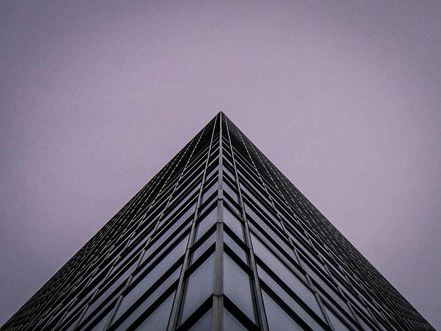 arquitectura, edifici, infraestructura, estructura, establiment, apartament, finestres, condomini, hotel, fosc, nit, vidre, exterior de l'edifici, estructura construïda, vista d’angle baix, cel, ciutat, modern, alta - alta, exterior d’edifici d’oficines, oficina, cel clar, còpia espai, cap gent, gratacels, naturalesa, torre, forma de triangle, dia, a l'aire lliure, directament a sota, porpra, 1080P