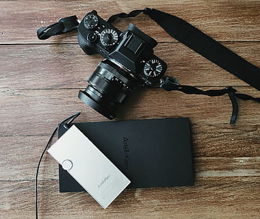elektronik, strop, kamera, teknologi, musik, Fujifilm, digitalt kamera, træ, video kamera, adapter, hårdttræ, kameralinsen, pc, computer, telefon, hud, mobiltelefon, etage, linsedæksel, fotografering temaer, bord, kamera - fotografisk udstyr, høj vinkel visning, træ - materiale, stilleben, fotografisk udstyr, indendørs, ingen mennesker, sort farve, tæt på, direkte over, analog, tekst, retro stylet, filmindustrien, hjemme videokamera, 2K, CC0, offentligt domæne, royaltyfrie