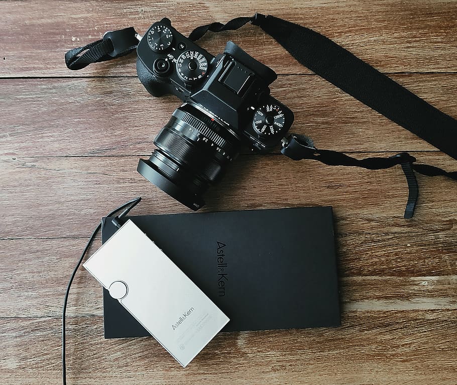 elektronik, strop, kamera, teknologi, musik, Fujifilm, digitalt kamera, træ, video kamera, adapter, hårdttræ, kameralinsen, pc, computer, telefon, hud, mobiltelefon, etage, linsedæksel, fotografering temaer, bord, kamera - fotografisk udstyr, høj vinkel visning, træ - materiale, stilleben, fotografisk udstyr, indendørs, ingen mennesker, sort farve, tæt på, direkte over, analog, tekst, retro stylet, filmindustrien, hjemme videokamera, 2K