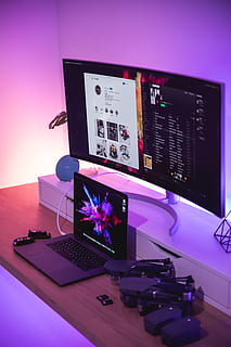 convertit, pis, pantalla, monitor, frontal, portàtil, escriptori, ordinador, drone, targeta SD, MacBook, tecnologia, espai de treball, equipament, estació de treball, nit, fosc, magentum, porpra, color, mínim, Photoshop, monitor d’ordinador, negocis, oficina, dades, PC d'escriptori, Internet, teclat d’ordinador, PC, pantalla de cristall liquid, a l'interior, 5K, CC0, domini públic, lliure de regalies