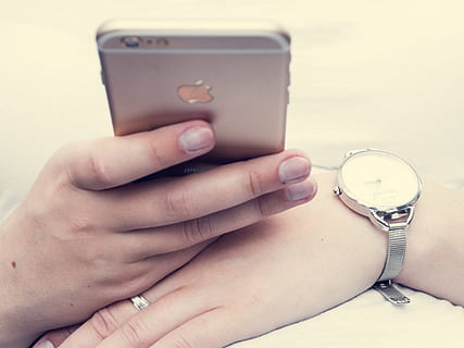 Gadget, Apfel, berühren, Technologie, iphone, Handy, Mobiltelefon, sehen, elektronisch, Mensch, Aktivität, menschliche Hand, Hand, eine Person, menschliches Körperteil, halten, echte Menschen, Ring, drinnen, Schmuck, Zeit, Nahansicht, Lebensstile, Smartphone, Armbanduhr, kabellose Technologie, Verbindung, Frau, Finger, 4K, CC0, gemeinfrei, lizenzfrei
