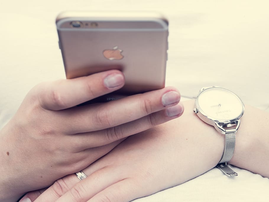 Gadget, Apfel, berühren, Technologie, iphone, Handy, Mobiltelefon, sehen, elektronisch, Mensch, Aktivität, menschliche Hand, Hand, eine Person, menschliches Körperteil, halten, echte Menschen, Ring, drinnen, Schmuck, Zeit, Nahansicht, Lebensstile, Smartphone, Armbanduhr, kabellose Technologie, Verbindung, Frau, Finger, 4K