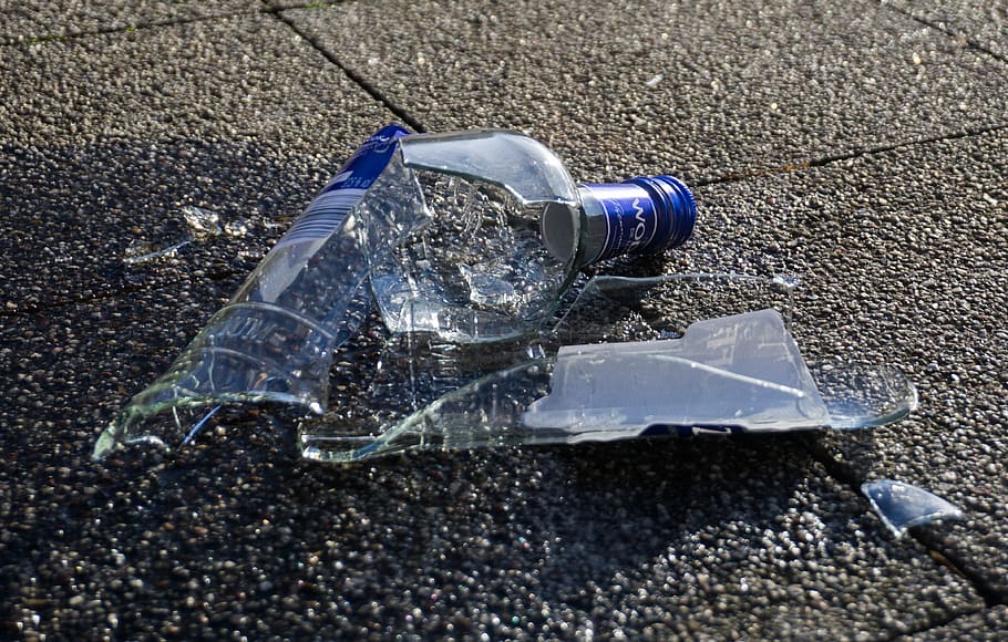 alcohol, vodka, trencat, vidre, dia, cap gent, vista d’angle alt, plàstic, primer pla, naturalesa, aigua, ampolla, ciutat, terra, a l'aire lliure, llum solar, contenidor, carretera, Pol · lució, asfalt, carrer, sol objecte, bossa de plàstic, 4K