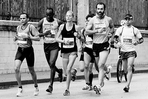 folk jogging, livsstil, gruppe af mennesker, rigtige mennesker, sund livsstil, fuld længde, sport, ung voksen, udøver, forfra, Kvinder, dag, herrer, mennesker, fritidsaktivitet, unge mænd, konkurrence, voksen, sportstøj, afslappet tøj, indsats, marathon, shorts, 5K, CC0, offentligt domæne, royaltyfrie