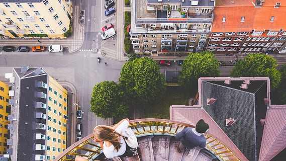 budynek, Struktura, infrastruktura, okno, ustanowienie, hotel, Miasto, miejski, architektura, sztuka, samochody, dach, park, pojazd, drzewa, mężczyzna, kobieta, zbudowana struktura, na zewnątrz budynku, transport, roślina, środek transportu, drzewo, wysoki kąt widzenia, dzień, pojazd lądowy, ulica, samochód, pojazd silnikowy, Natura, Droga, przypadkowi ludzie, dzielnica mieszkaniowa, na dworze, 4K, CC0, domena publiczna, darmowe zdjęcia