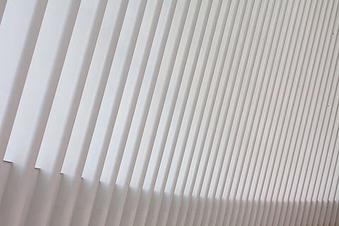 arkitektur, bygning, design, lys, abstrakt, hvid, mønster, hvid farve, baggrunde, ingen mennesker, indendørs, tæt på, fuld ramme, tekstureret, varme - temperatur, loft, bygget struktur, gentagelse, dag, radiator, enkelhed, tekstil, persienner, gardin, bølgepap, 4K, CC0, offentligt domæne, royaltyfrie