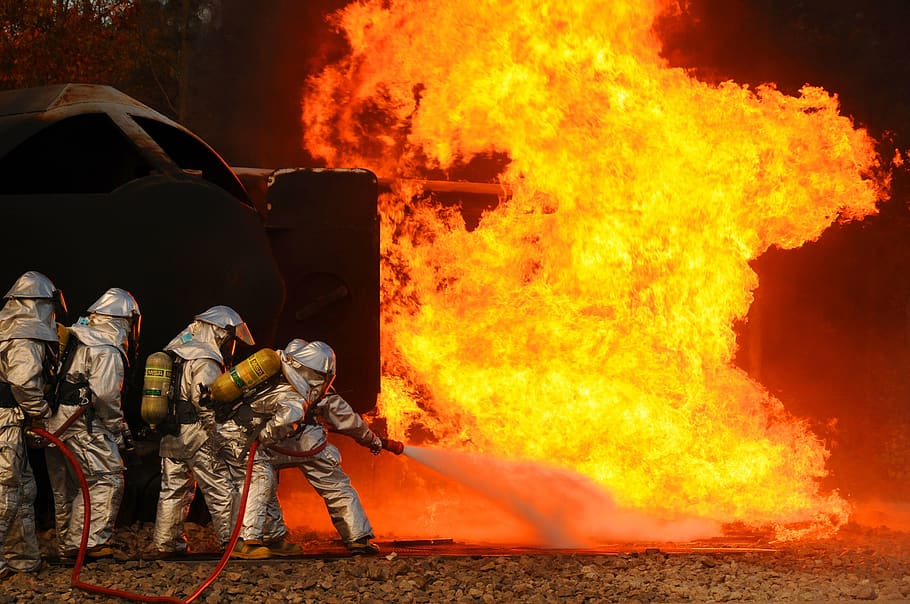 bombers, formació, en viu, foc, controlat, protecció, perill, equipament, mànega, casc, esprai, broquet, feina, pràctica, seguretat, servei, EUA, avió, avions, militar, forces aeries, Williams, combustible, foc - fenomen natural, cremant, flama, senyal d'advertència, calor - temperatura, bomber, roba de treball protectora, signe, barreteria, accidents i desastres, mànega d'incendis, casc de treball, comunicació, gent, longitud completa, a l'aire lliure, fumigació, treballador de rescat, govern, 2K