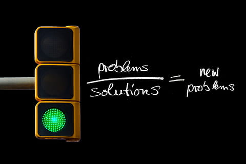 problème, Solution, équation, Police de caractère, feux de circulation, vert, circuit, pense, solution du problème, défi, tâche, mathématiques, la communication, signe, texte, illuminé, écriture occidentale, personne, espace de copie, orientation, panneau de signalisation, nuit, direction, lumière, information, route, transport, embrasé, matériel d'éclairage, symbole de la flèche, architecture, fond noir, message, 5K, CC0, domaine public, libre de droits