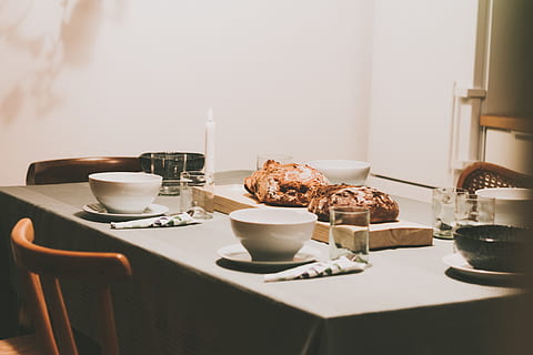 grillet, kylling, bord, indre, indstilling, skål, fad, spise, frisk, køkken, mad, gæst, spisestue, gla, upcycling, brød, christas middag, spise med ven, aftensmad, plade, indendørs, hjemlige værelse, dekoration, måltid, hjem interiør, ingen mennesker, porcelæn, morgenmad, luksus, indretning, restaurant, møbel, spisning, elegance, sølvtøj, serviet, frokost, gourmet, livsstil, fest, stol, Brun, 5K, CC0, offentligt domæne, royaltyfrie