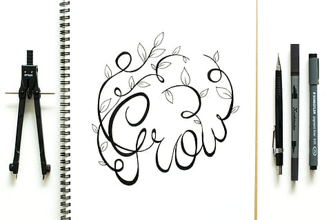 bussola nera, tripode, carta, cosmetici, mascara, bianca, grafia, disegnare, penna, calligrafia, testo, crescita, disegno, arte, lettering, crescere, strumento, scrivania, dall'alto al basso, schizzo, album per schizzi, creatività, arte e artigianato, in casa, natura morta, quaderno a spirale, disegno - prodotto artistico, rappresentazione, nessuno, sfondo bianco, matita, girato in studio, disegno - attività, avvicinamento, rappresentazione umana, strumento di scrittura, libro, pubblicazione, 5K, CC0, dominio pubblico, privo di copyright