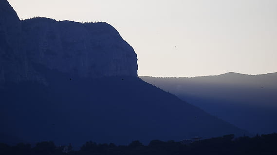 paisatge, naturalesa, fons, cel, muntanya, núvol, fons de pantalla hd, fons de pantalla, bellesa a la natura, escenics - natura, escena tranquil·la, silueta, tranquil·litat, medi ambient, Serra, escena no urbana, terra, cap gent, cel clar, a l'aire lliure, rock, idíl·lic, formació de roca, arbre, 4K, CC0, domini públic, lliure de regalies
