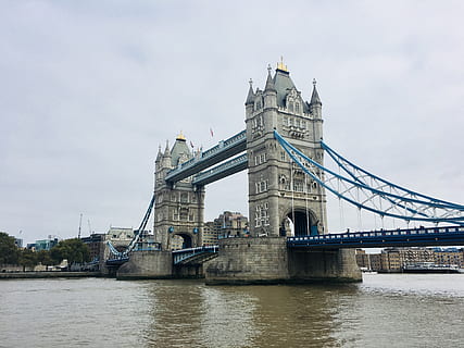 puente de la Torre, edificio, puente, arquitectura, arco, puente de arco, arqueado, pueblo, metrópoli, ciudad, urbano, agua, puente levadizo, al aire libre, torre, campanario, aguja, puente colgante, buque, transporte, embarcaciones, estructura construida, puente - estructura hecha por el hombre, cielo, conexión, exterior del edificio, frente al mar, río, destinos de viaje, nadie, naturaleza, turismo, día, viaje, 4K, CC0, dominio público, libre de derechos