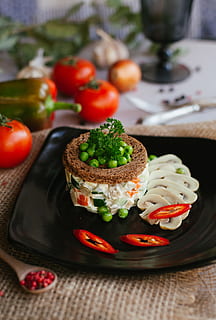 bucate fierte, mancare si bautura, alimente, roșie, fruct, vegetal, prospeţime, farfurie, mâncat sănătos, masa, gata să mănânce, în interior, nici o persoana, să se concentreze asupra primelor elemente, a închide, bunăstare, natură moartă, indulgenţă, dimensiune de servire, roșu, vedere în unghi mare, faianță, garnitură, ispită, mancare vegetariana, 4K, CC0, domeniu public, fără drepturi de autor