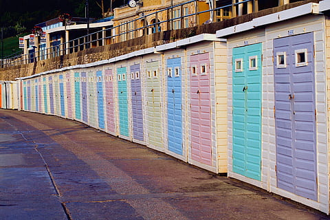 Geländer, Tür, Pfad, Steinplatte, Garage, Gehweg, privates Postfach, Pflaster, Bürgersteig, Holz, Schließfach, Kiosk, städtisch, Wohngebäude, Stadt, Dorf, Hochhaus, Gebäude, Stadt, die Architektur, Gebäudehülle, gebaute Struktur, mehrfarbig, Tag, keine Leute, Fußweg, Straße, Wohngegend, draußen, Fenster, Wand, der Weg nach vorn, Graffiti, Wandbau - Funktion, Eingang, Richtung, 4K, CC0, gemeinfrei, lizenzfrei