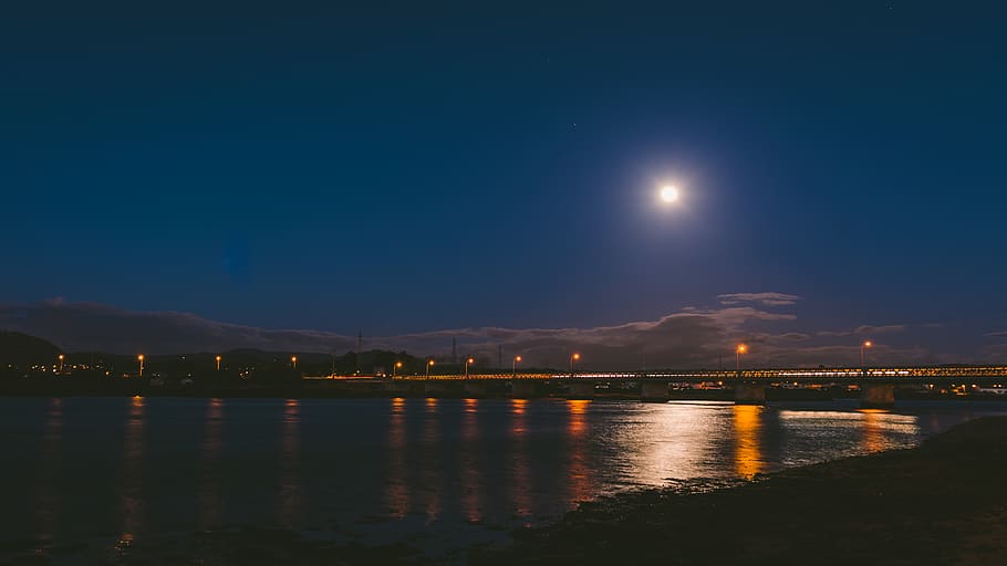 ponte durante a noite, natureza, ao ar livre, lua, universo, espaço, astronomia, noite, espaço sideral, ponte, rio, agua, céu, lua cheia, luzes, Exposição longa, mar, oceano, costa, beira-mar, reflexão, arquitetura, iluminado, ninguém, beleza na natureza, luar, estrutura construída, lago, cidade, scenics - natureza, cena tranquila, 4K