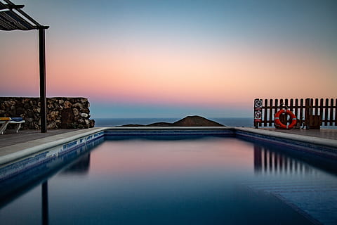 solnedgang, pool, ferier, spejling, udsigt, sommer, vand, himmel, hav, scenics - natur, natur, ingen mennesker, svømmepøl, ro, rolig scene, afspejling, arkitektur, skumring, skønhed i naturen, rejsemål, horisont over vand, belyst, bygget struktur, udendørs, luksus, 5K, CC0, offentligt domæne, royaltyfrie