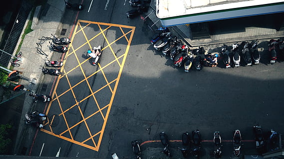 assortito, moto, parcheggiata, sezione stradale, motociclo, motocicletta, mezzi di trasporto, parcheggio, strada, urbano, scooter, alto, intersezione, marciapiede, costruzione, ciclomotore, luce del sole, ombra, città, Birdview, vita, posteggio, trasporto, gruppo di persone, grande gruppo di persone, folla, persone reali, vista dall'alto, architettura, uomini, cartello, donne, adulto, simbolo, giorno, marcatura, struttura costruita, stili di vita, all'aperto, 4K, CC0, dominio pubblico, privo di copyright
