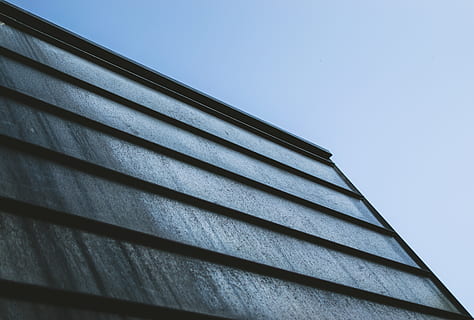 arquitectura, textura, edificio, cielo, metal, moho, vista de ángulo bajo, estructura construida, nadie, modelo, cielo limpio, exterior del edificio, día, naturaleza, techo, al aire libre, azul, copia espacio, de cerca, repetición, característica arquitectónica, texturizado, escalera, teja, 5K, CC0, dominio público, libre de derechos
