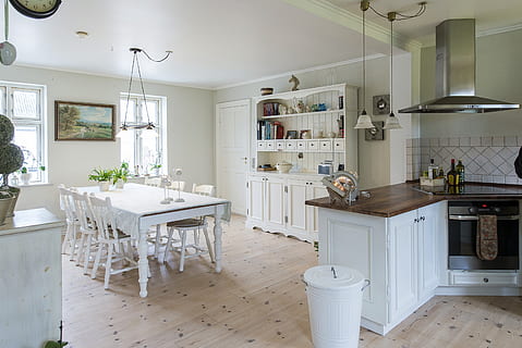 libreria, cucina, controsoffitto, superficie, mobilia, scaffalature, Conservazione, arredamento, casa, design, ufficio, scrivania, mensola, interno, panchine, sedie, tavolo, struttura, libri, scaffali, armadio, armadio da cucina, stanza domestica, in casa, pavimentazione, interno di casa, cucina domestica, nessuno, posto a sedere, vita domestica, sedia, apparecchio, giorno, assenza, Colore bianco, stili di vita, pavimento in legno, interno vetrina casa, lusso, pavimento piastrellato, 4K, CC0, dominio pubblico, privo di copyright