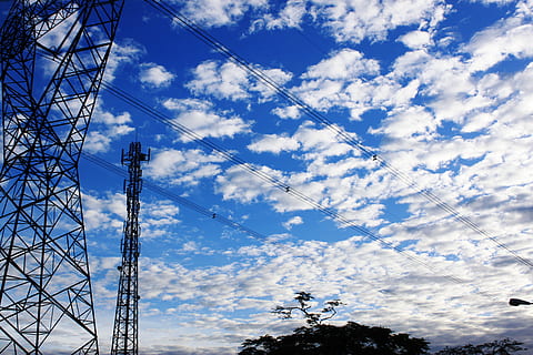 cel, núvols, electricitat, torre, blau, núvol - cel, cable, vista d’angle baix, tecnologia, connexió, piló d’electricitat, cap gent, naturalesa, línia elèctrica, Font d'alimentació, dia, generació de combustible i energia, a l'aire lliure, estructura construïda, arquitectura, arbre, planta, complexitat, comunicacions globals, 4K, CC0, domini públic, lliure de regalies