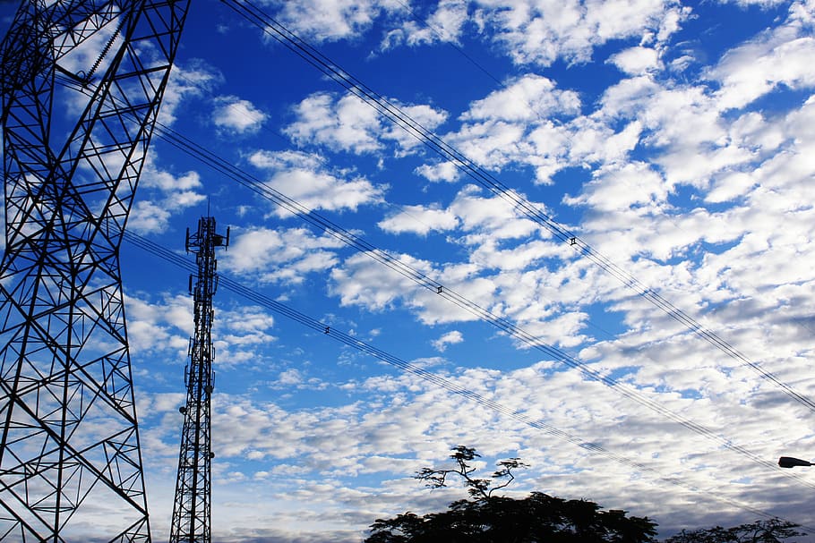 cel, núvols, electricitat, torre, blau, núvol - cel, cable, vista d’angle baix, tecnologia, connexió, piló d’electricitat, cap gent, naturalesa, línia elèctrica, Font d'alimentació, dia, generació de combustible i energia, a l'aire lliure, estructura construïda, arquitectura, arbre, planta, complexitat, comunicacions globals, 4K