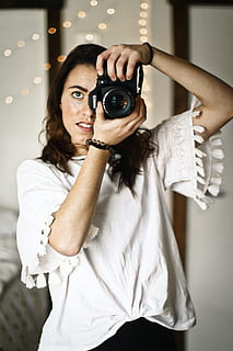 telecamera, umano, persona, elettronica, foto, Canada, fotografo, fotografia, PNW, ritratto, ragazza, capelli, donna, giovane, fotografia speculare, abbronzatura, abbronzato, mani, messa a fuoco, focalizzata, una persona, in casa, guardando la fotocamera, vista frontale, donne, detenzione, dalla vita in su, in piedi, giovane adulto, adulto, persone reali, giovani donne, tre quarti, abbigliamento casual, concentrarsi sulle conoscenze acquisite, acconciatura, stili di vita, bella donna, 5K, CC0, dominio pubblico, privo di copyright
