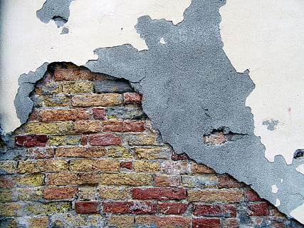 rote Backsteinmauer, Backstein, Wand, Teppich, Malerei, Kunst, Pflanze, Pfad, Gehweg, Schiefer, Steinplatte, Steinwand, Fenster, Fleck, Baum, Loch, Mode, bekleidung, Kleidung, Kleid, Bürgersteig, Wandbau - Funktion, beschädigt, gebaute Struktur, verwittert, Ablehnen, Verschlechterung, die Architektur, abschälen, texturiert, Ziegelwand, keine Leute, heruntergewirtschaftet, verlassen, schlechter Zustand, alt, Muster, Tag, geschält, draußen, ruiniert, Beton, Zement, 2K, CC0, gemeinfrei, lizenzfrei